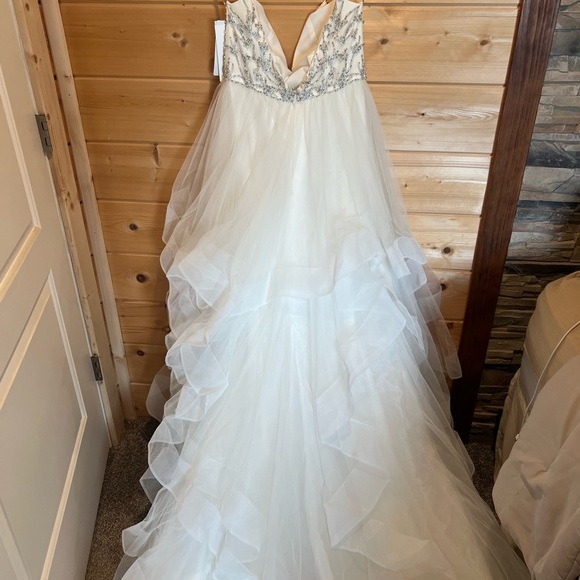 Elegant White Wedding Dress with Silver Embellishments - Picture 5 of 11